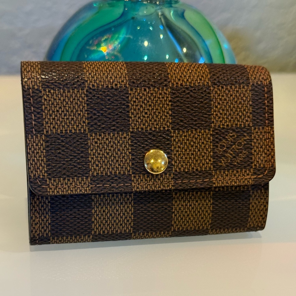 Louis Vuitton Damien Ebene Porte Monnaie plat case
Louis Vuitton
Size: OS